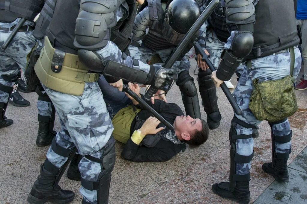 Омоновцы на митинге в Москве. Бьют омон