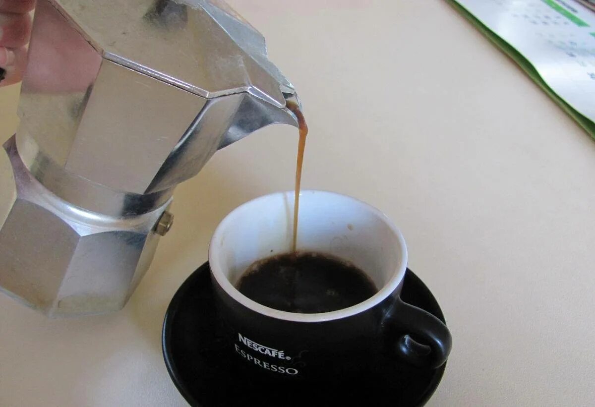 Заварить кофе в домашних условиях. Турка или гейзерная кофеварка. Кофе из гейзерной кофеварки. Кофеварка налить кофе. Гейзерная турка для кофе.