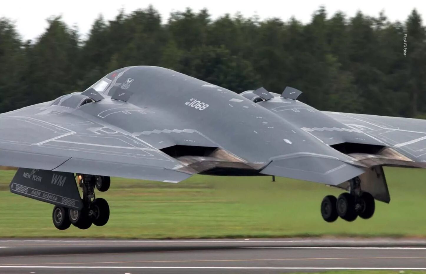 Нортроп б-2 спирит. Стелс-бомбардировщик b-2. B-2 Spirit Stealth Bomber. B2 Spirit.