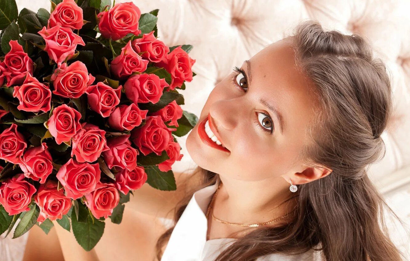 Девушка с букетом роз. Букет "женщине". Красивая женщина с цветами. Букет цветов для девушки.