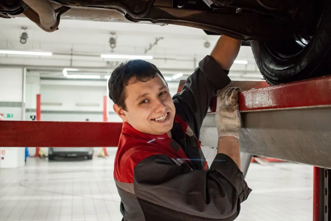 Чинит машину. Слесарь автомобилей зарплата. Слесарь по ремонту автомобилей зарплата. Автомеханик. Команда автомехаников.
