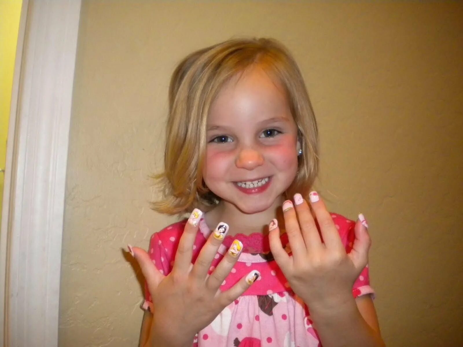 Можно детям наращивать ногти. Красивые ногти для девочек. Красивый маникюр для девочек. Ногти для девочек 10 лет. Красивые ногти для детей.