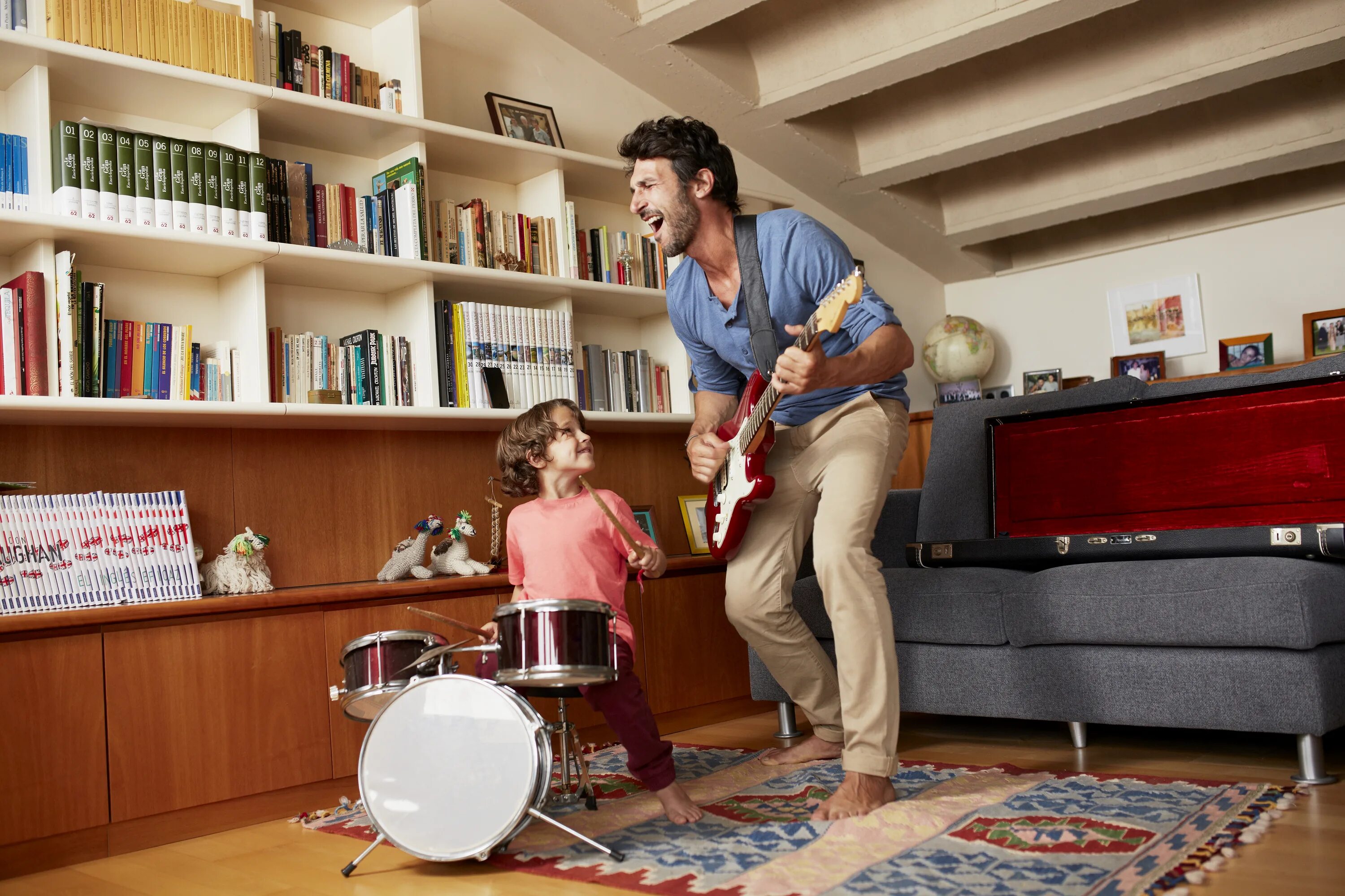 Dad likes playing. Семья гитара. Родитель и ребёнок музыканты. Семейный вокал. Музыка для детей.