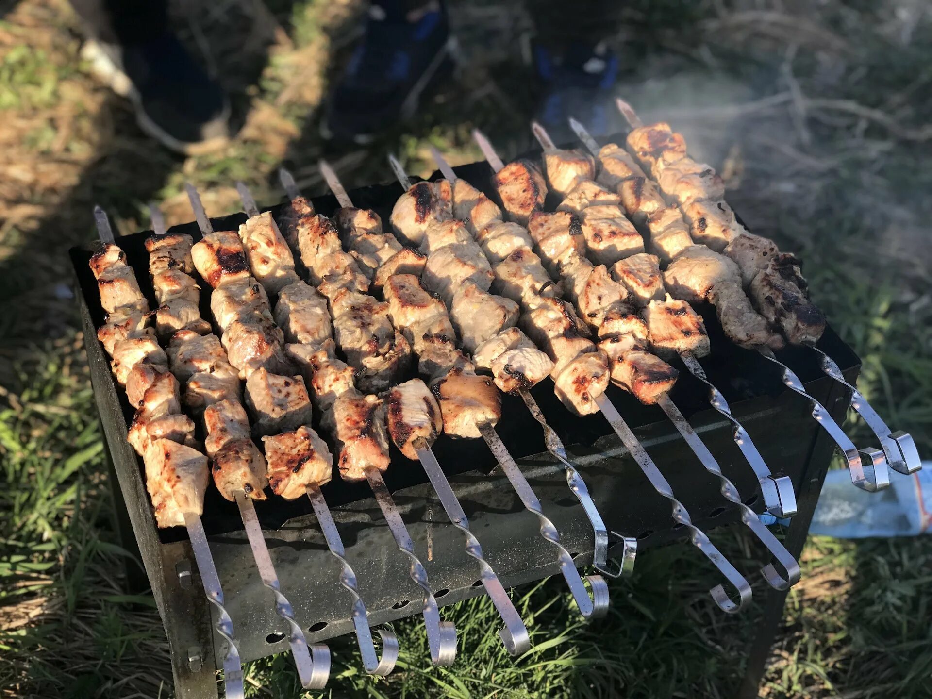 Шашлыки в свердловской области можно ли. Шашлыки на природе. Шашлык фото. Шашлык на природе фото. Шашлык на мангале на природе.