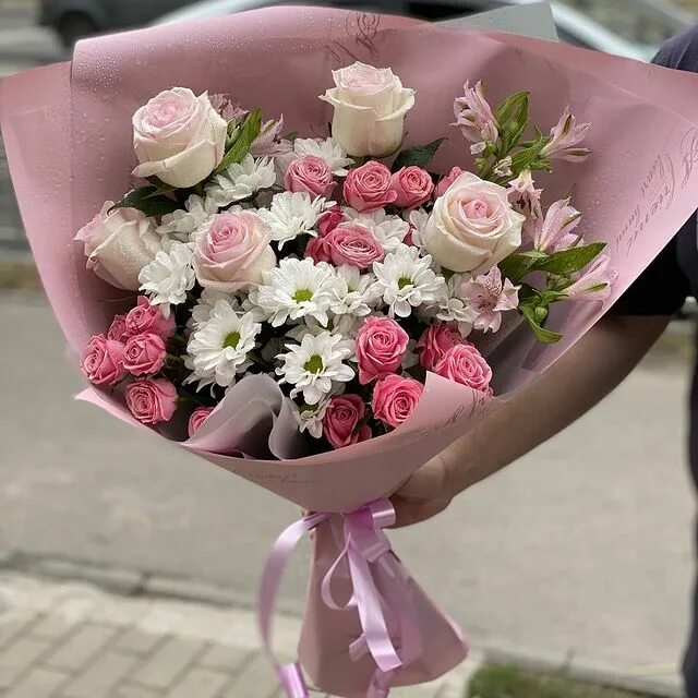 Букет роз бумбастик в коробке. Сборные букеты сгипеаструмом. Цветы с доставкой день в день. Заказ цветов воронеж с доставкой. Заказ цветов воронеж с доставкой.