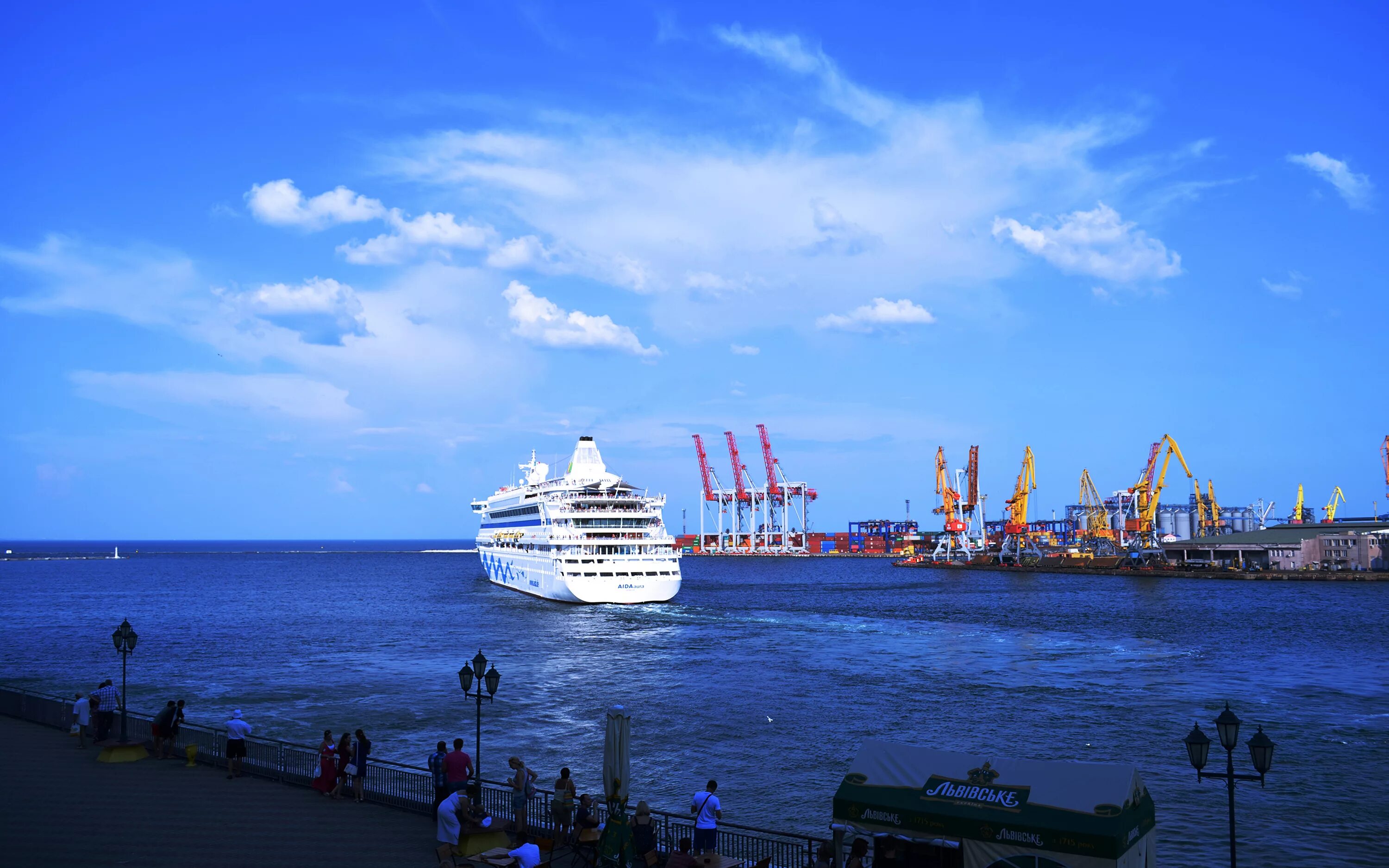 Корабль входит в порт. Морской порт одесса. грузовой порт одесса. одесса пассажирский порт. одесса море набережная.