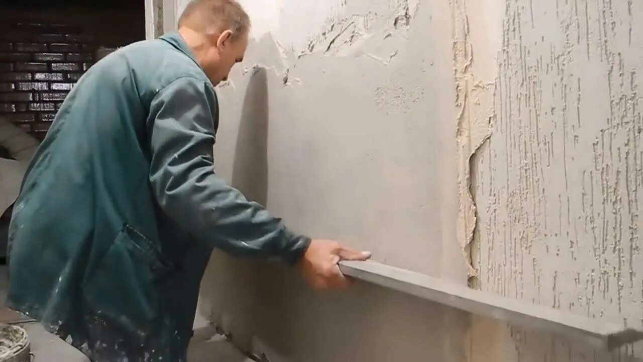 Штукатурка руками без шпателя. Штукатурка стен по маякам гипсовой штукатуркой видео. Штукатурка по маякам. Гипсовые маяки. Штукатурка по маякам.