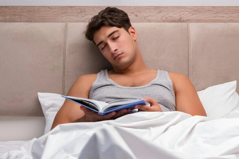 Мужчина читает на кровати. Человек читает книгу в кровати. Man reading in Bed. Совместное чтение книги в кровати. Мужчина в постели марс