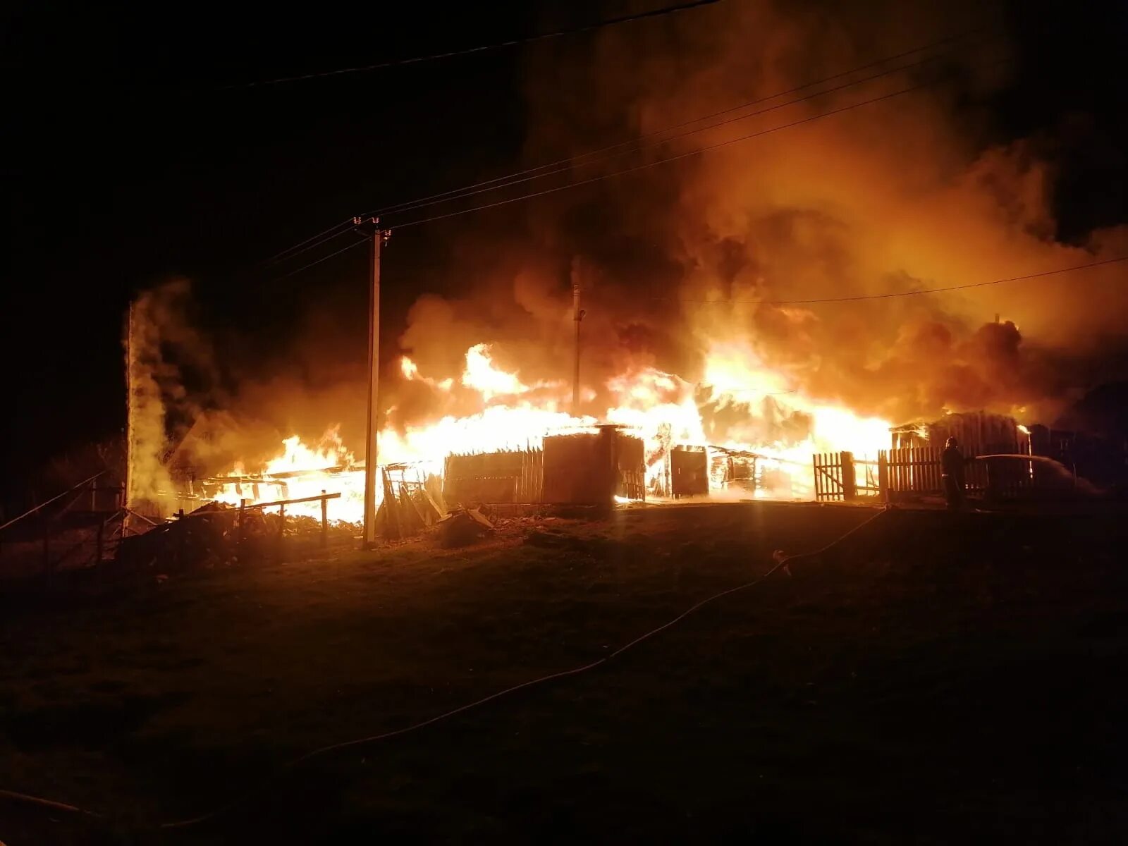 Горят два дома. Здание горит. Сгоревшие дома. Пожар в доме. Пожар ночью.