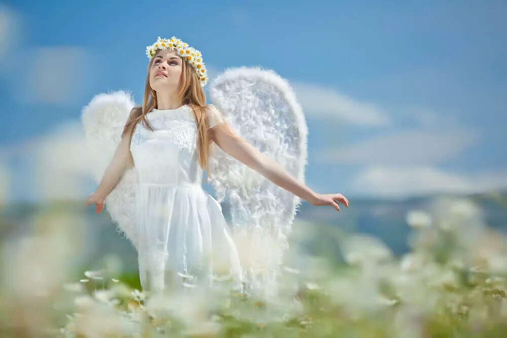 ангелы летают. ангел-хранитель. небесные ангелы. есть люди ангелы на земле. благие знамения кроули с крыльями.