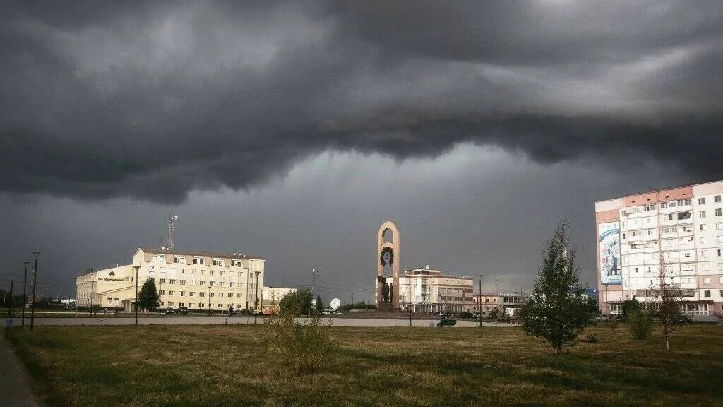 Погода усинск. Торнадо в Усинске. Усинск гроза. Усинск климат. Усинск шторм.