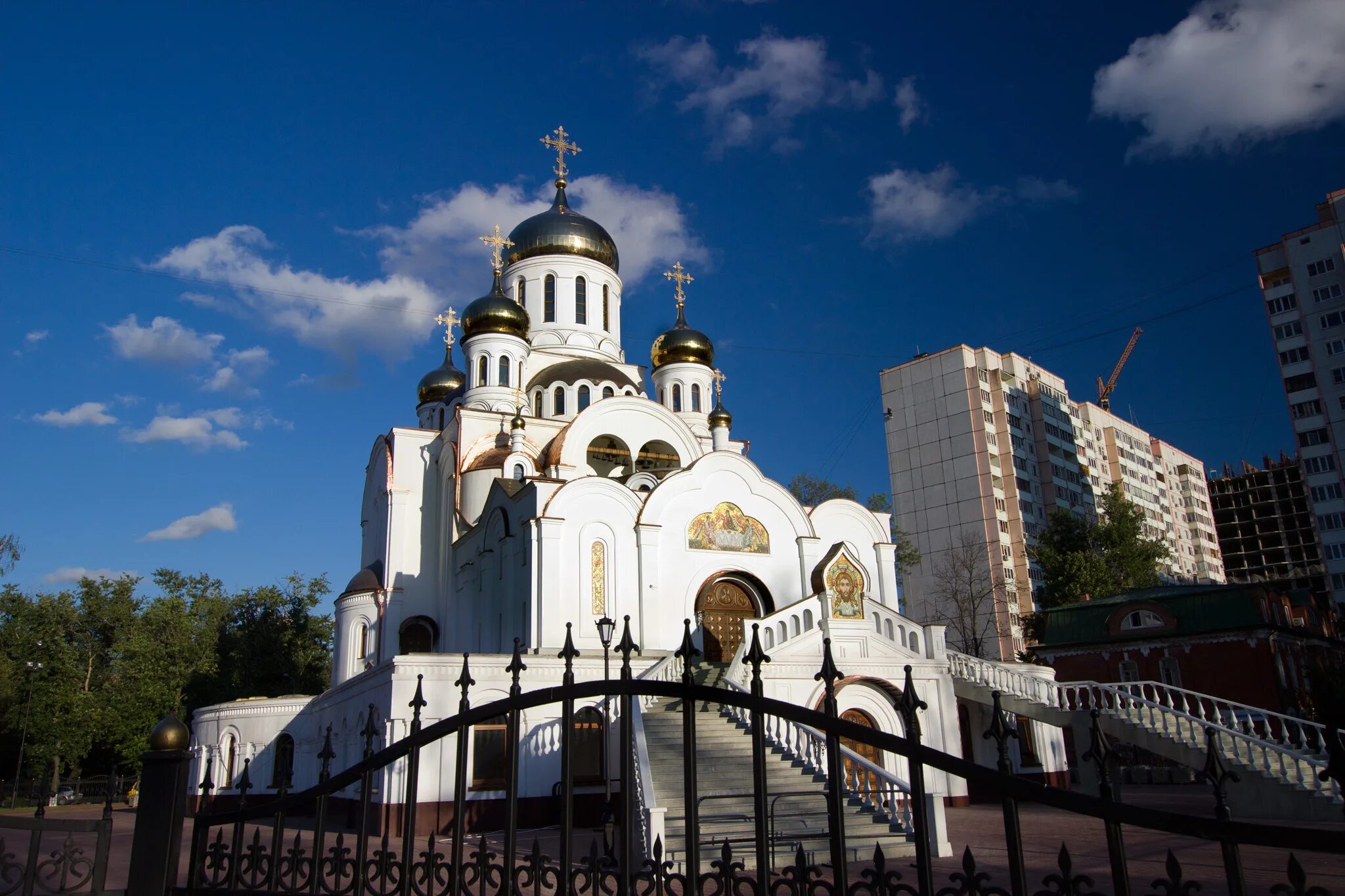 Храм казанской иконы божией матери в реутове. Троицкий храм Реутов. Троицкая Церковь (Реутов). Реутов храм Троицкий храм.