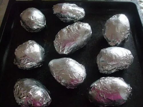 Картошка в фольге с сыром. При какой температуре запекать картошку в фольге. Картофель запеченный в духовке в фольге. Картошка в фольге с сыром. Запекать картошку в духовке при температуре.