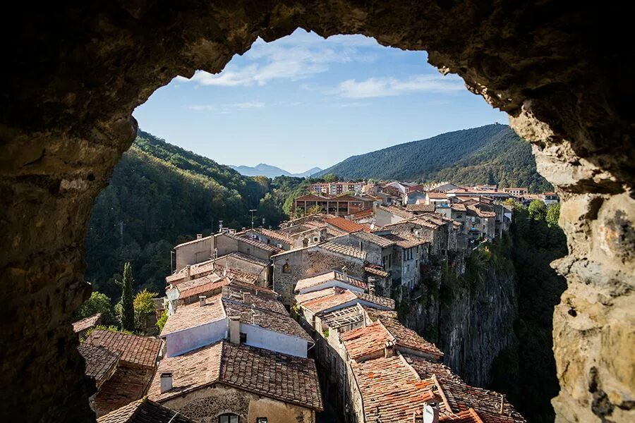 Городок кастельфольит-де-ла-рока в испании. Деревня на скалах. Рокамадур франция улицы. Рокамадур франция. Афон кельи отшельников.