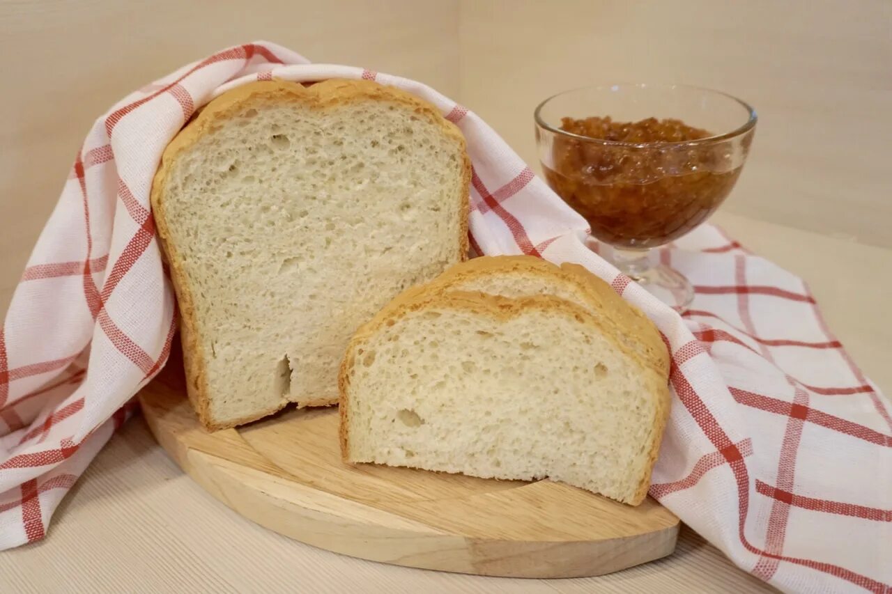Приготовление хлеба из пшеничной муки. Домашний хлеб. Свежеиспеченный хлеб. Хлеб пшеничный домашний. Красивый белый хлеб.