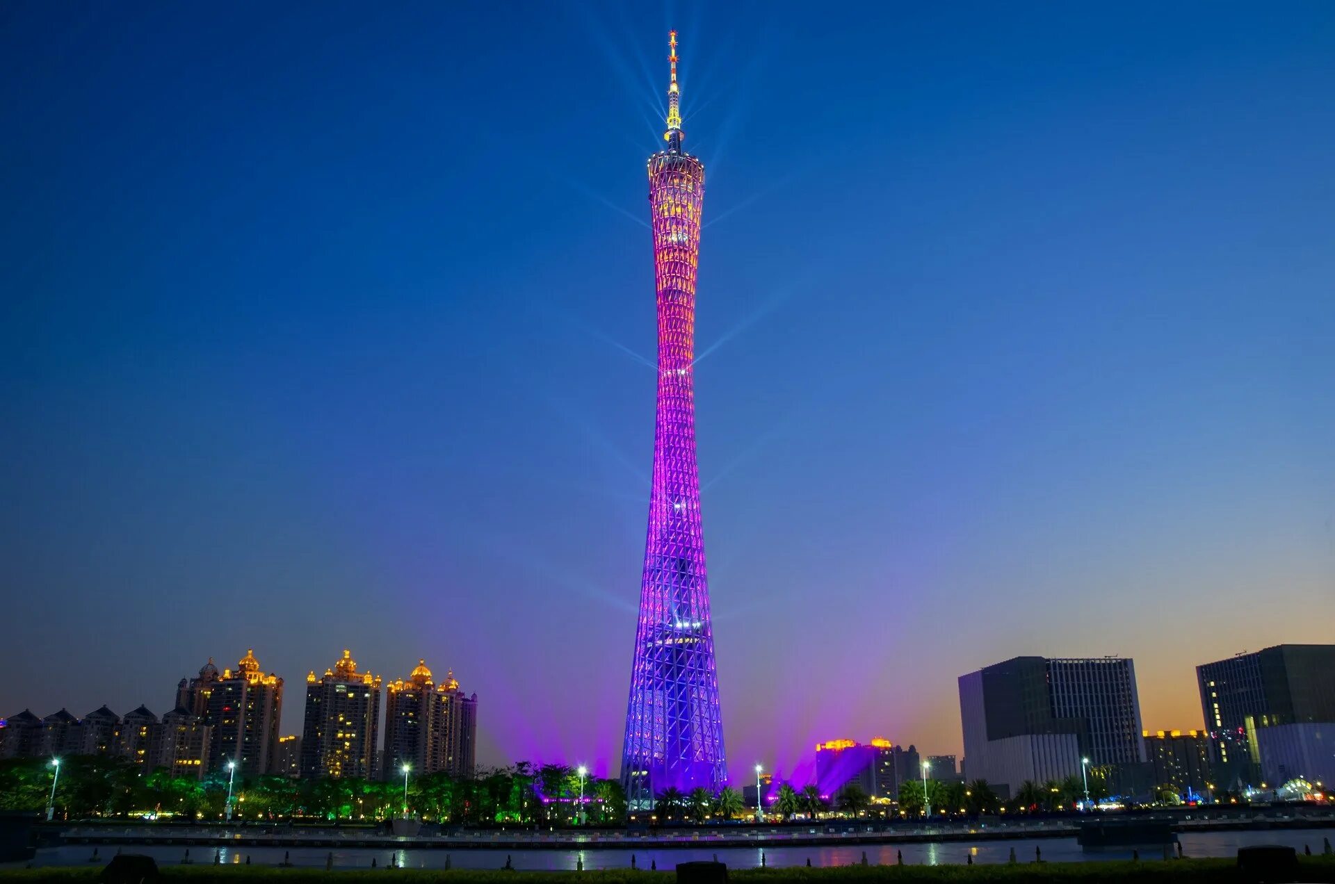 Кантонская телебашня Гуанчжоу. Башня кантон Тауэр Гуанчжоу. Canton Tower в Гуанчжоу. Телебашня Гуанчжоу (Canton Tower). КНР, Гуанчжоу. Вертикальная башня высотой