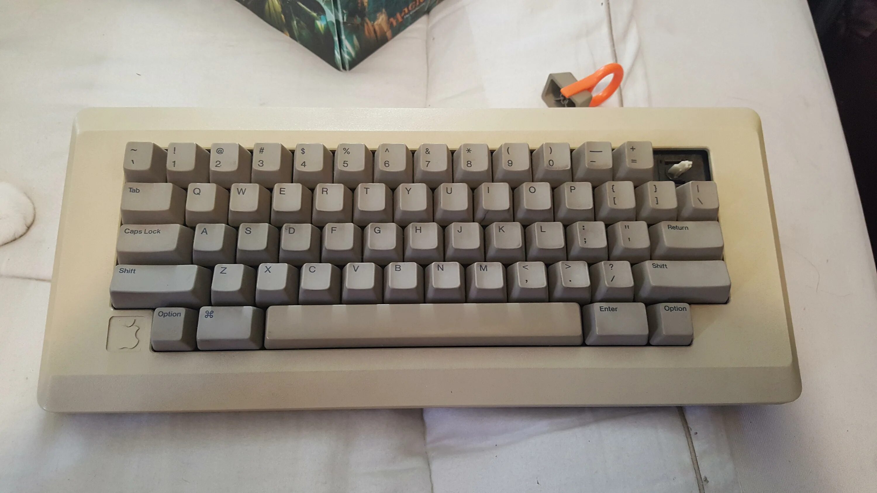 Adb keyboard. Old apple keyboard. старая клавиатура. винтажные клавиатуры. мертвая клавиатура старая.