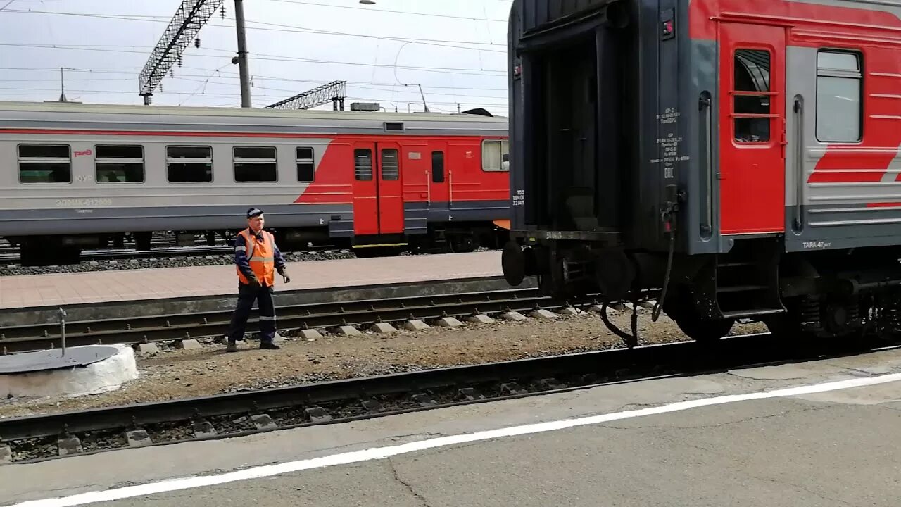 Прицепка-отцепка вагонов. Прицепка тепловоза к вагону. Прицепка вагонов к Локомотиву. Сцепка вагонов поезда. Отцепка локомотива от поезда