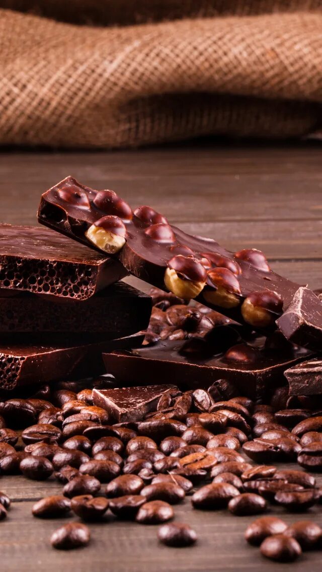 Зерна шоколада. Шоколад. Шоколад с орехами. Кофейные зерна в шоколаде.