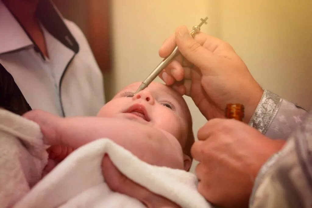 Миропомазание младенца. Крещение крещение миропомазание. Крещение крещение миропомазание. Таинство миропомазания. Православные таинство миппамазаниие.