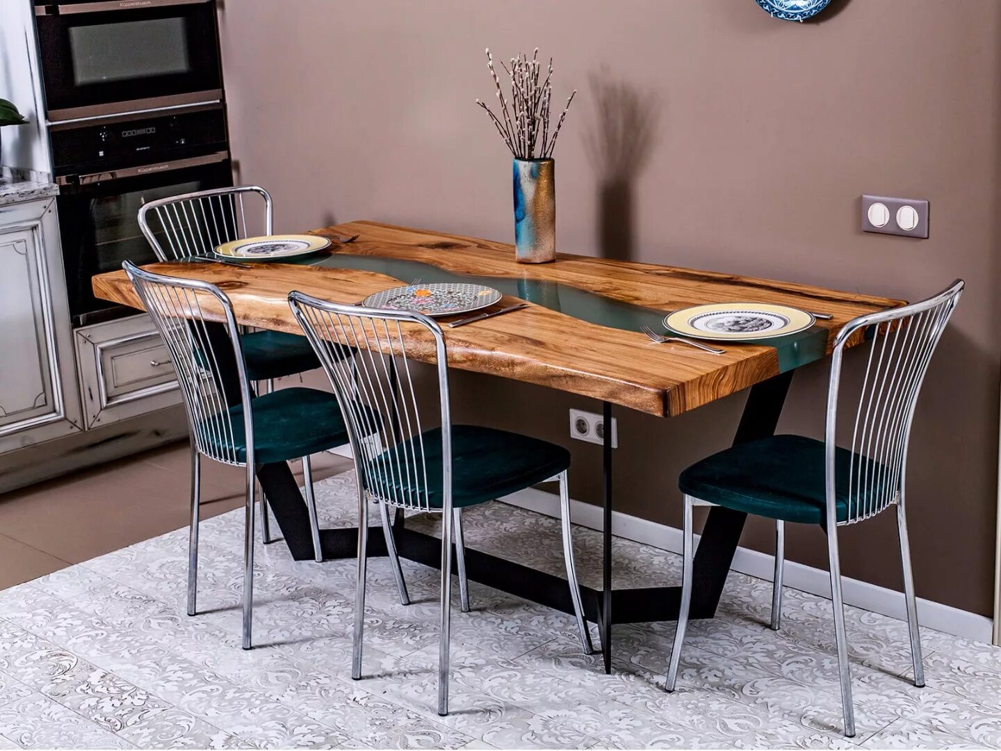 Стол кухонный для столовой. Стол кухонный из слэба в стиле лофт. Кухонный стол 2023 тренд. Необычные кухонные столы. Дизайнерские столы для кухни.