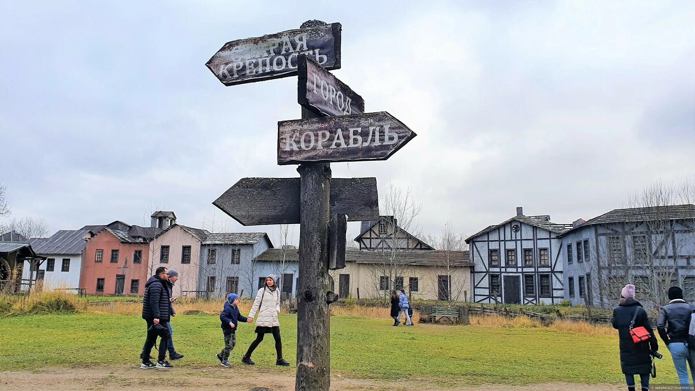 Киногород мцыри. Киногород Пилигрим Порто корабль. Киногород Piligrim Porto тюрьма. Заброшенный Киногород Пилигрим Порто. Пилигрим город призрак.