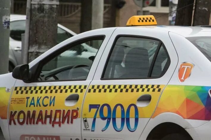 Минская такси. Такси везет пассажира.