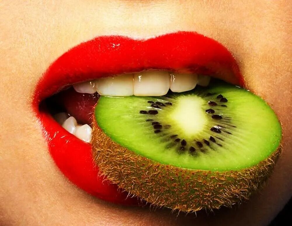 Рот киви. Губы с фруктами. Красивые губы с фруктами. Губы с фруктами в зубах. Губы с лаймом во рту.
