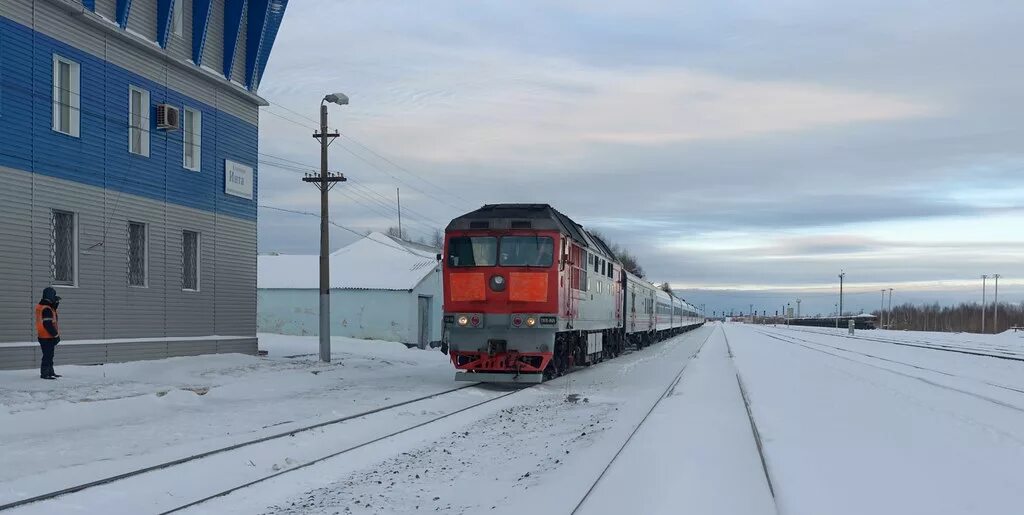 Инта печора. Тэп70 Коми. Тепловоз тэп70 Воркута. Воркута поезд тэп70. Станция Инта 2.