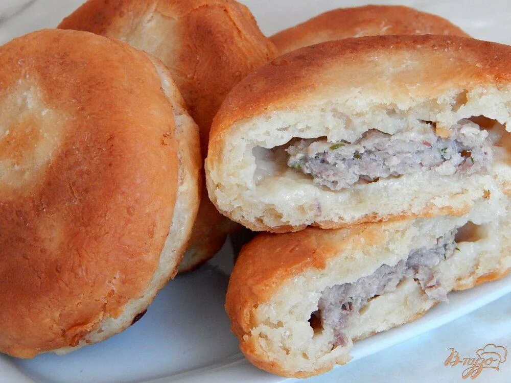 Рецепт пирожков с мясом дрожжевое тесто. Круглые пирожки с мясом. пирожки с мясом жареные. жареные пироги с мясом. тесто для пирожков с мясом.