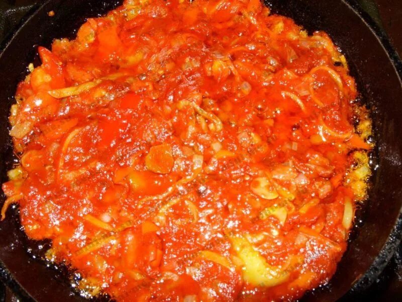 Зажарка лук и морковь. Томатная зажарка. Морковь с томатной пастой. Лук морковь томатная паста. Лук томатная паста масло