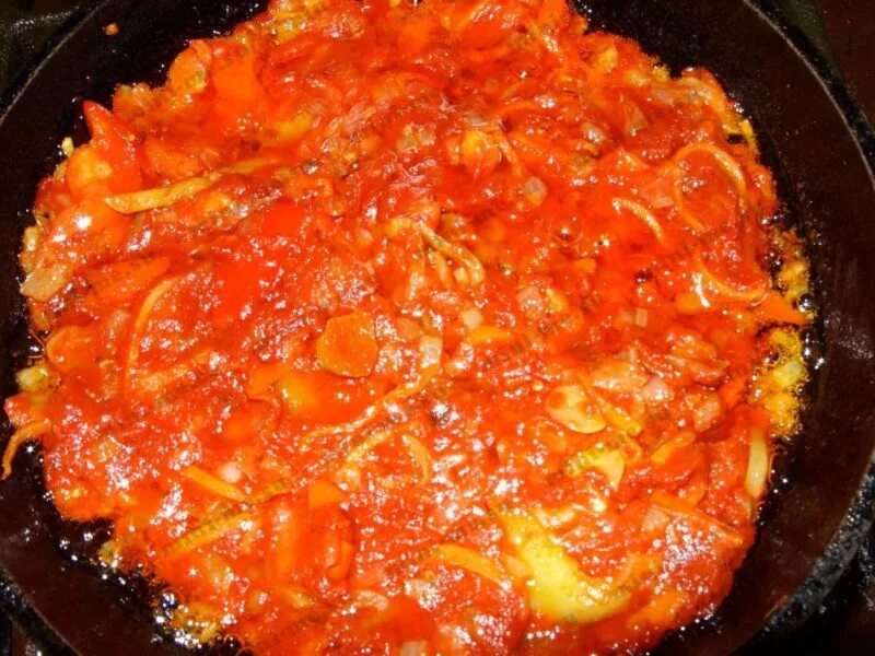 Зажарка для борща. Овощной соус. Суп с жареной вермишелью. Кусочки помидоров нарезанные. Салат турист.