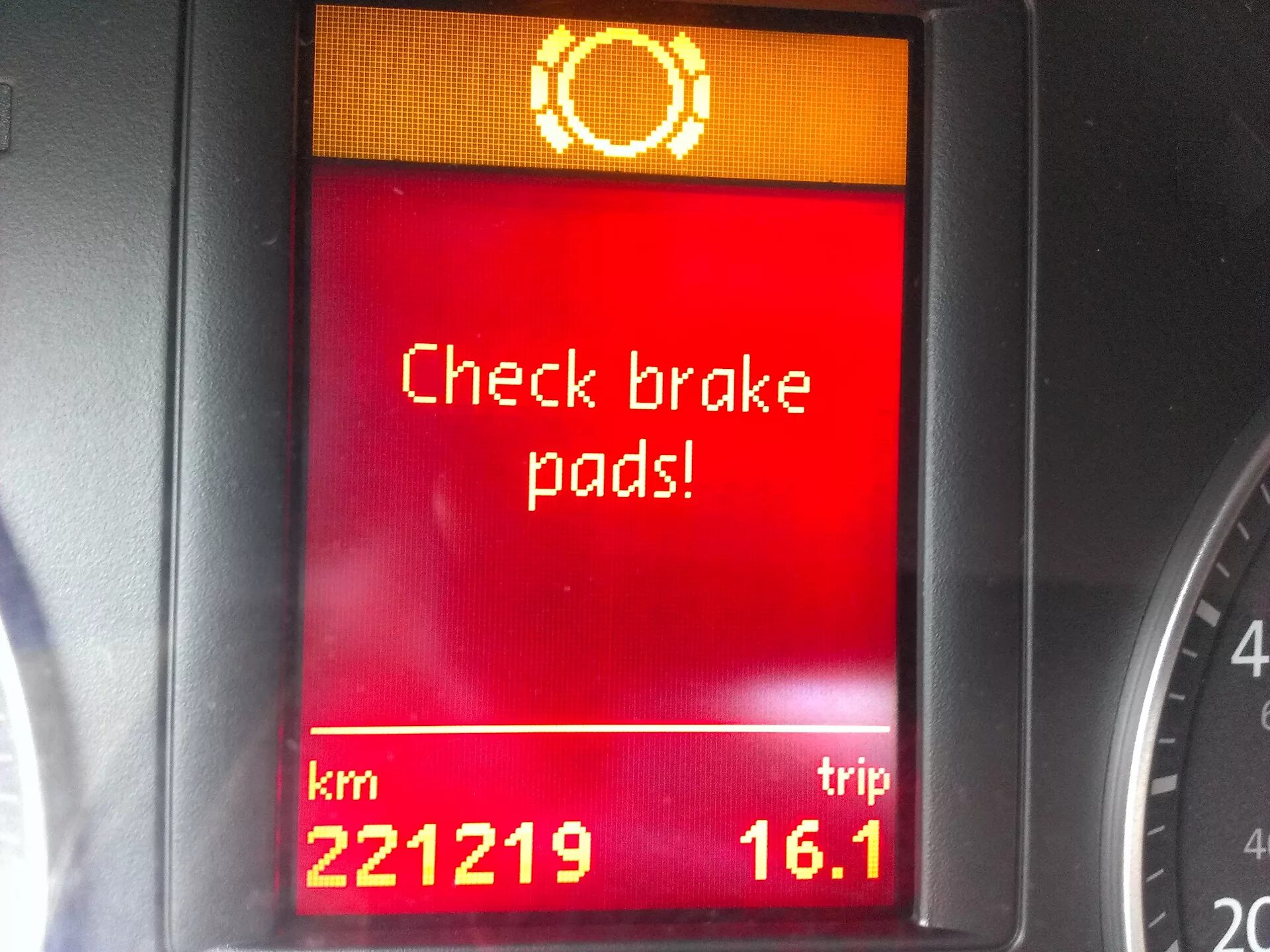 Ошибка brake pads. Ошибка тормозной системы volkswagen. ошибка колодки. ошибки тормозной системы ауди. check brake light switch вектра с ошибка.
