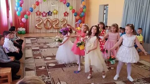 Веселый танец на выпускном в саду