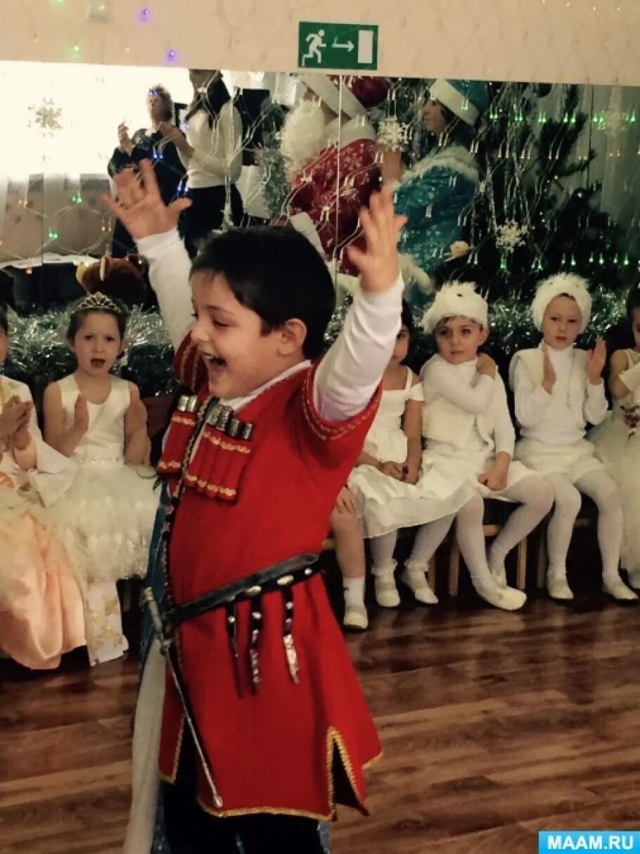 Ребенок осетин. Осетинские танцы дети. Детские азербайджанские национальные танцы в садике. Народные танцы детей Северной Осетии в детском саду. Детские осетинские танцы.