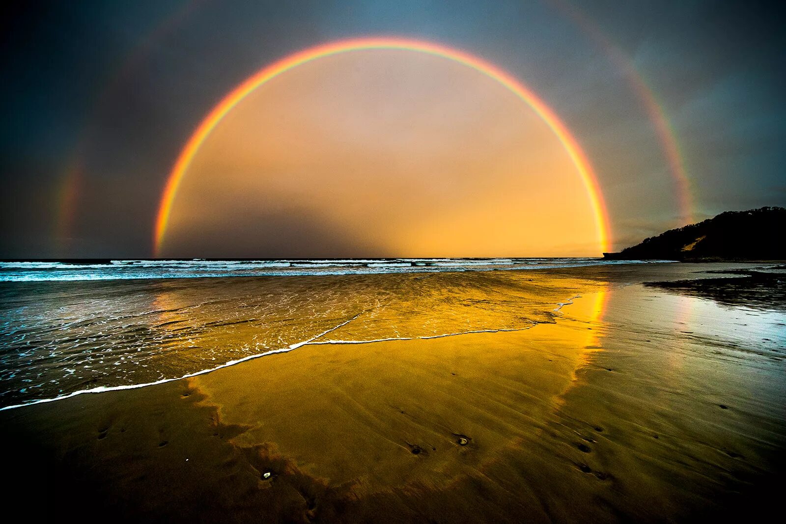 Лунная радуга. Радуга ночью. Лунная радуга природное явление. Радуга ночью. Радуга ночью.