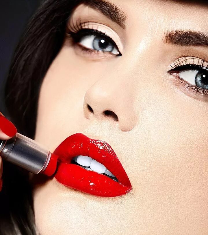 Декоративная косметика гринвей foet. Красная помада. Макияж с яркими губами. Губы накрасила красота. Красная помада дольче габбана.
