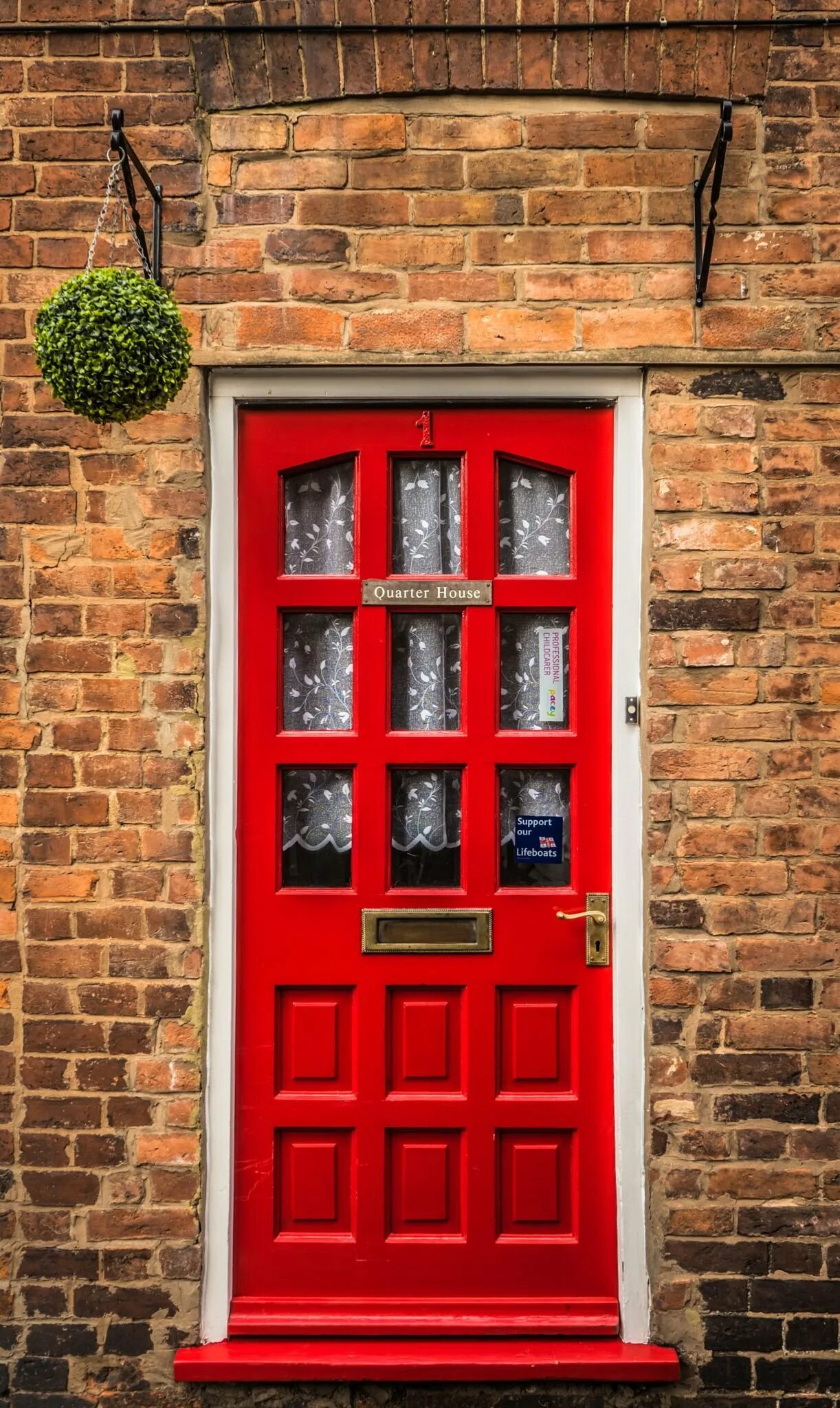 Красная дверь. Красная дверь в Шотландии. Двери в шотландском стиле. Двери фон. Как открыть красную дверь