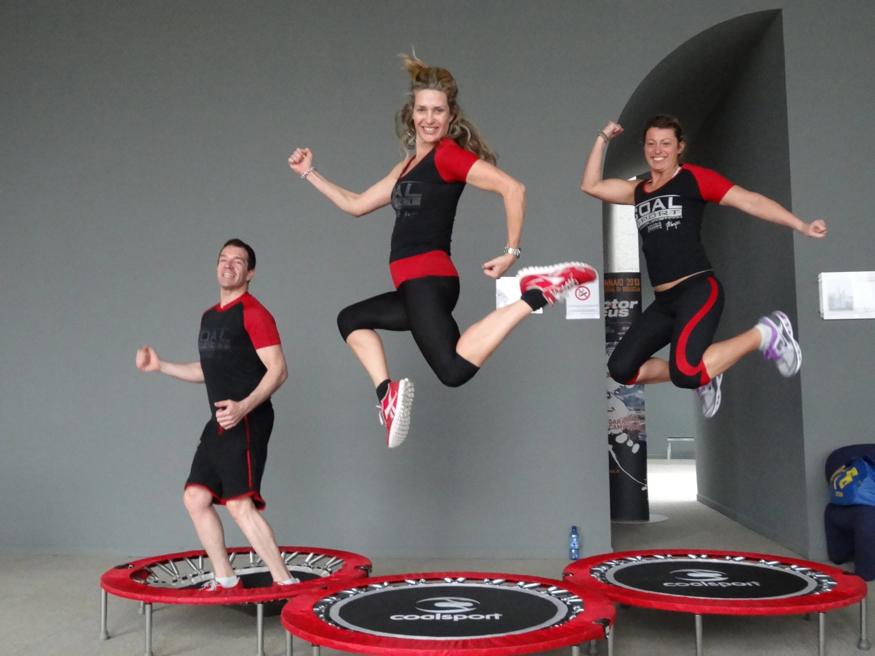 Упражнения на пресс с блином. Fun jump континент. Click jump. Паркур прыжок. Sidekick упражнение.