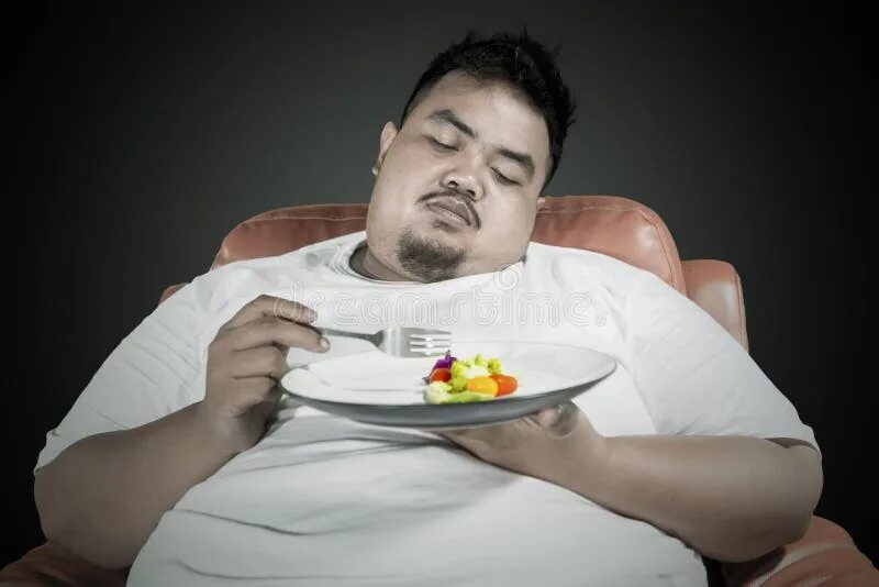 Ленивый Толстяк. Полные ленивые люди. Лентяй и жирдяй картинки. Жирный человек ест зелень.