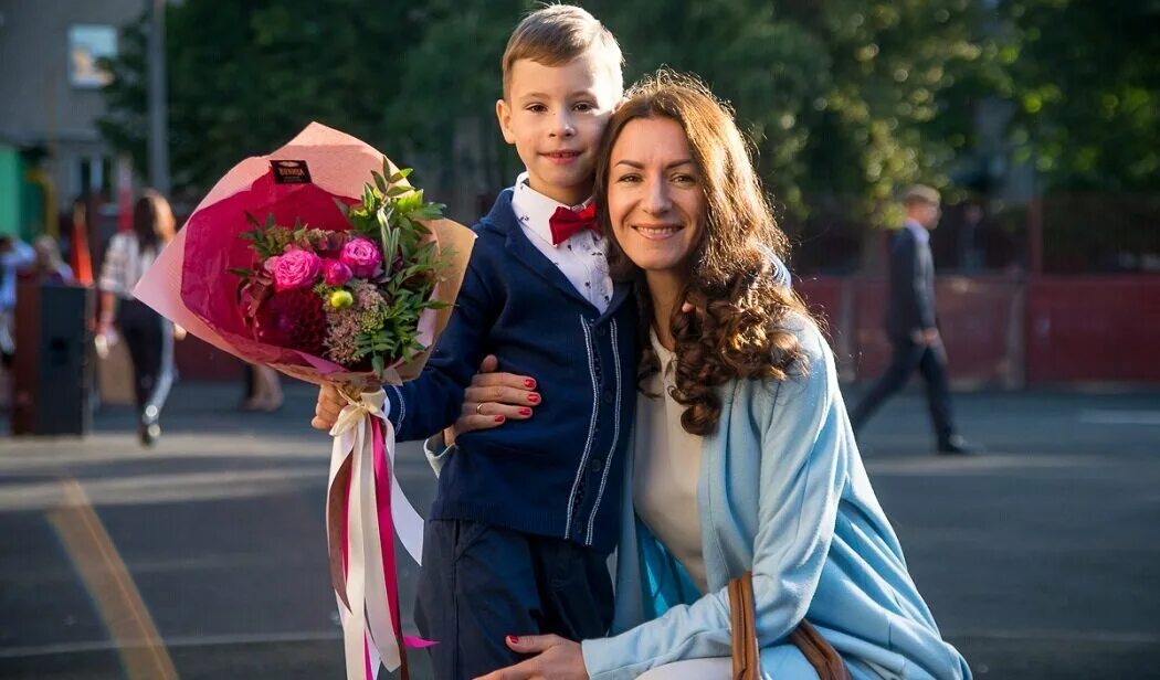 Мама первоклассника. Первоклассник с родителями. Первоклассница с родителями. Мамы первоклашек. Родители отправили ребенка в школу