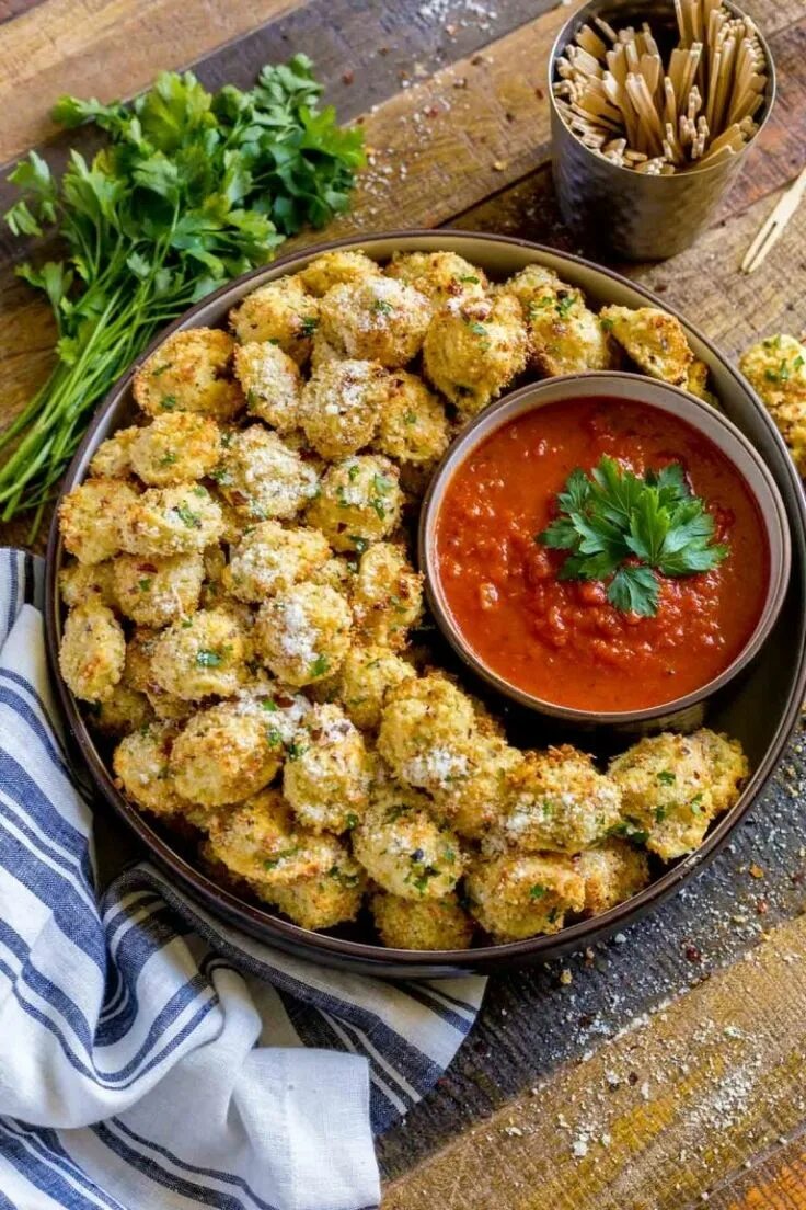 Постного горячее. Закуски на стол. горячие закуски. горячие блюда на праздничный стол. горячее на праздник.