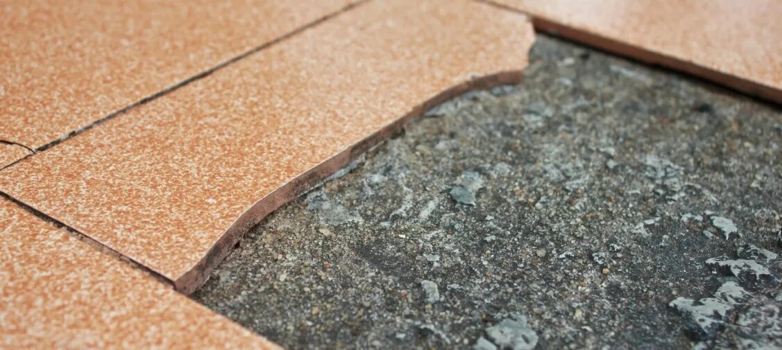 Пустоты плитки. Под плиткой пустот быть не должно. Треснула напольная плитка. Треснула напольная плитка. Заполнение полостей под плиткой.