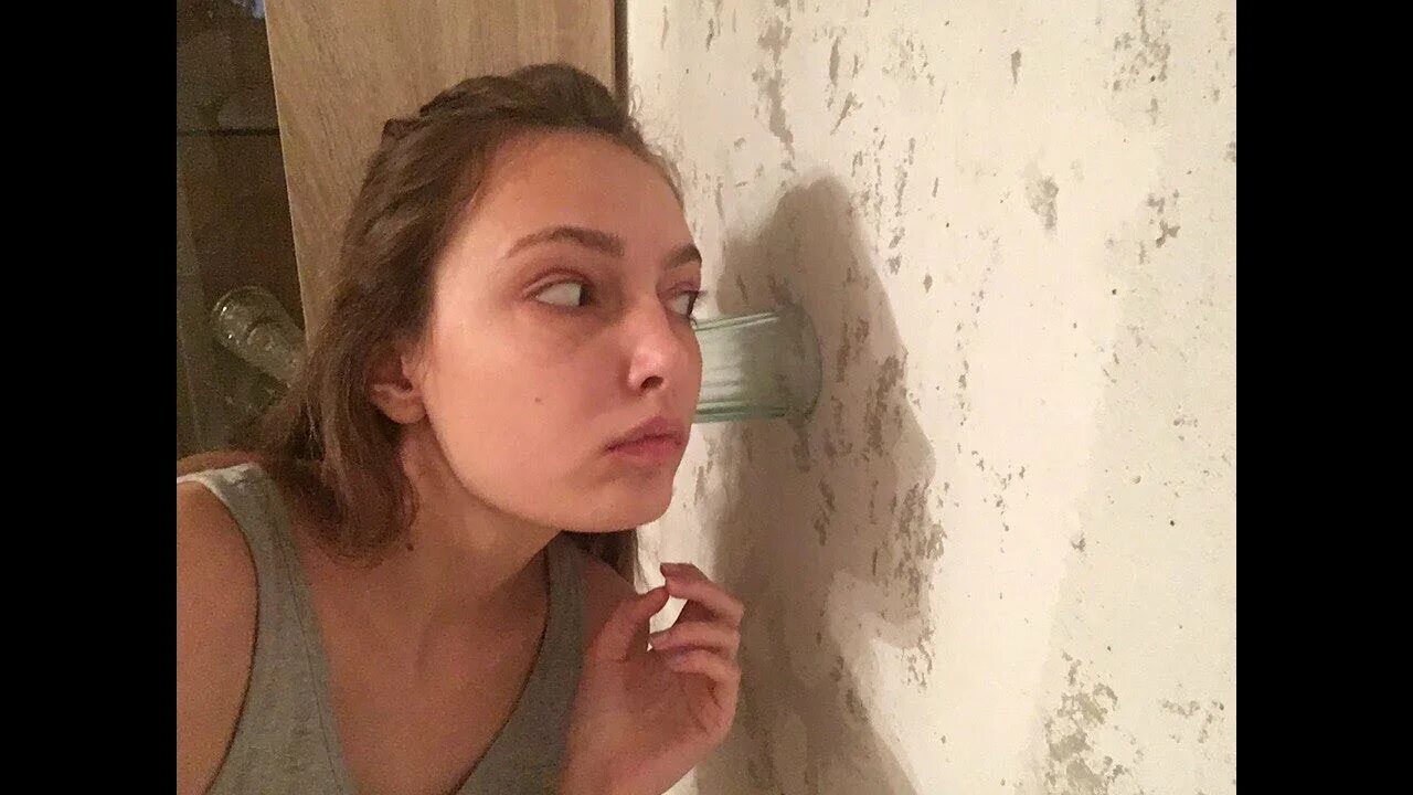 Как подслушивать через стены. Стакан к стене подслушивать. подслушивает через стену. сосед подслушивает через стену. подслушивание через стену через стакан.