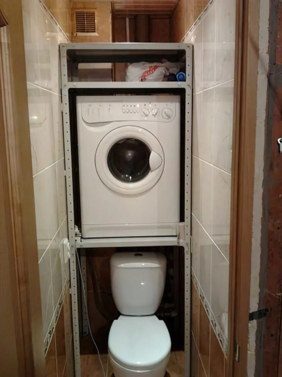 Стиральная машина в туалете. Санузел со стиральной машиной. Стиральная над туалетом. Стиральная над туалетом. Стиральная машина над туалетом.