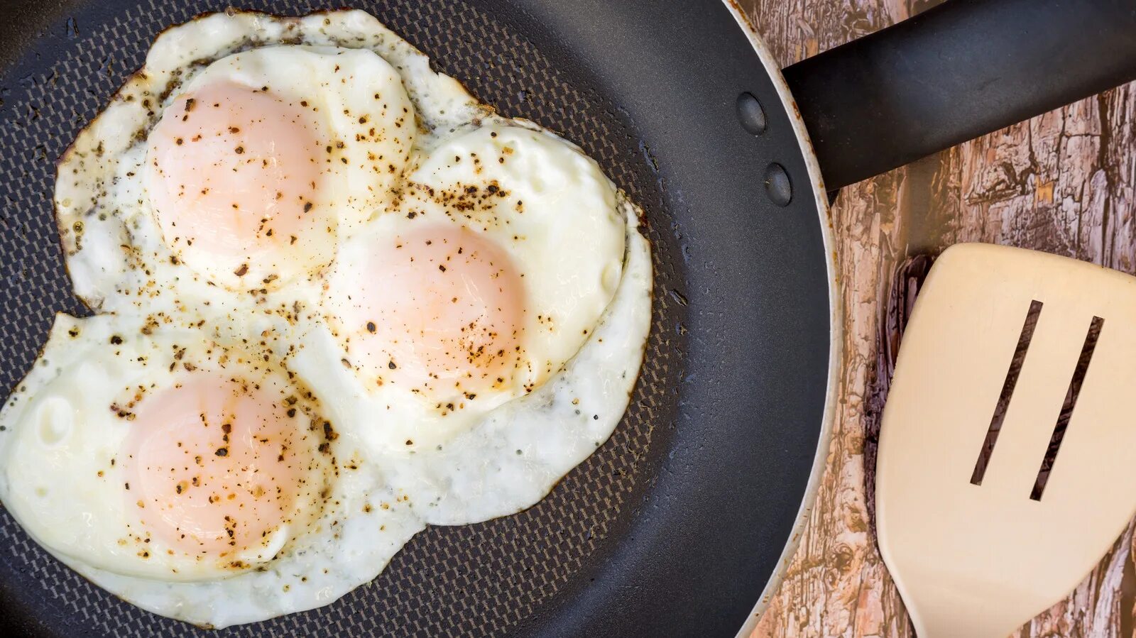 Add the egg. Яичница over easy. яичница овер изи. неправильная яичница. eggs fried over.