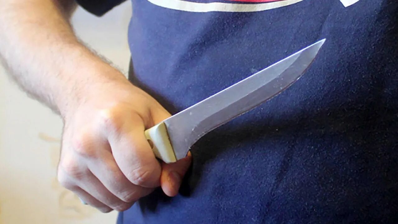 Оказание первой помощи при открытой травме грудной клетки. Нож в грудную клетку. Тату на груди мужские цветные. Огнестрельное ранение в плечо. Нож в грудную клетку.