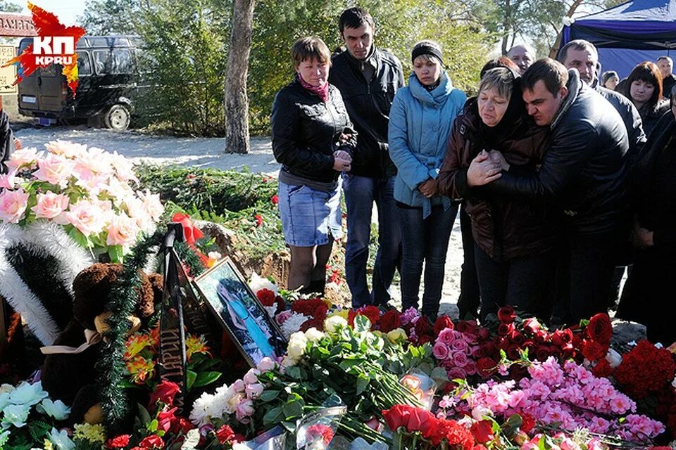 Николая рыжкова похоронили. Биробиджанцы простились с погибшими в страшной автокатастрофе.