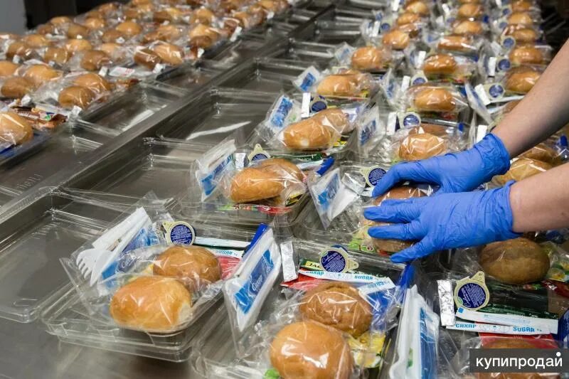 Упаковщик борт питания. Работа упаковка питания. Оборудование для производства бутербродов. Цех бортового питания шереметьево. Организация бортового питания.