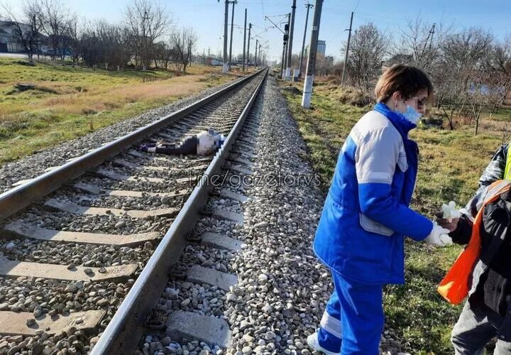 Брюховецкая станция жд. Эд9м краснодар. Поезд полный эр. Женщину сбила электричка. Электричка брюховецкая краснодар сегодня.